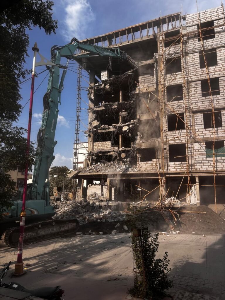 गजानन हाउसिंग सोसायटी परिसरातील अनधिकृत बांधकामावर महापालिकेची कारवाई