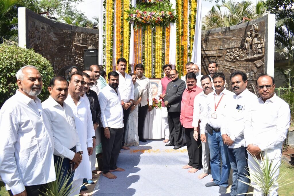 महानगरपालिकेच्या वतीने माजी महापौर दिवंगत भिकू वाघेरे पाटील यांना अभिवादन