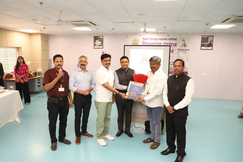 राष्ट्रीय पुरस्कार विजेते आदर्श शिक्षक दत्तात्रय वारे गुरूजी यांचा महापौरांच्या हस्ते सन्मान