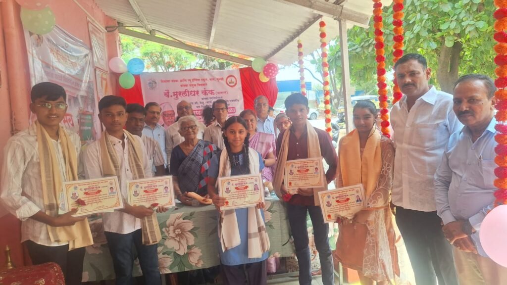 न्यू इंग्लिश स्कूल, माणमध्ये गुणवंतांचा गौरव; वृक्षारोपण, कविता आणि सत्कार सोहळा उत्साहात
