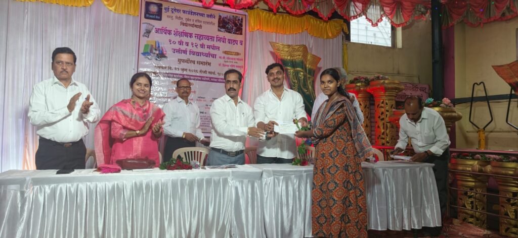 गरजू विद्यार्थ्यांसाठी वुई टुगेदर फाउंडेशनचा मदतीचा हात