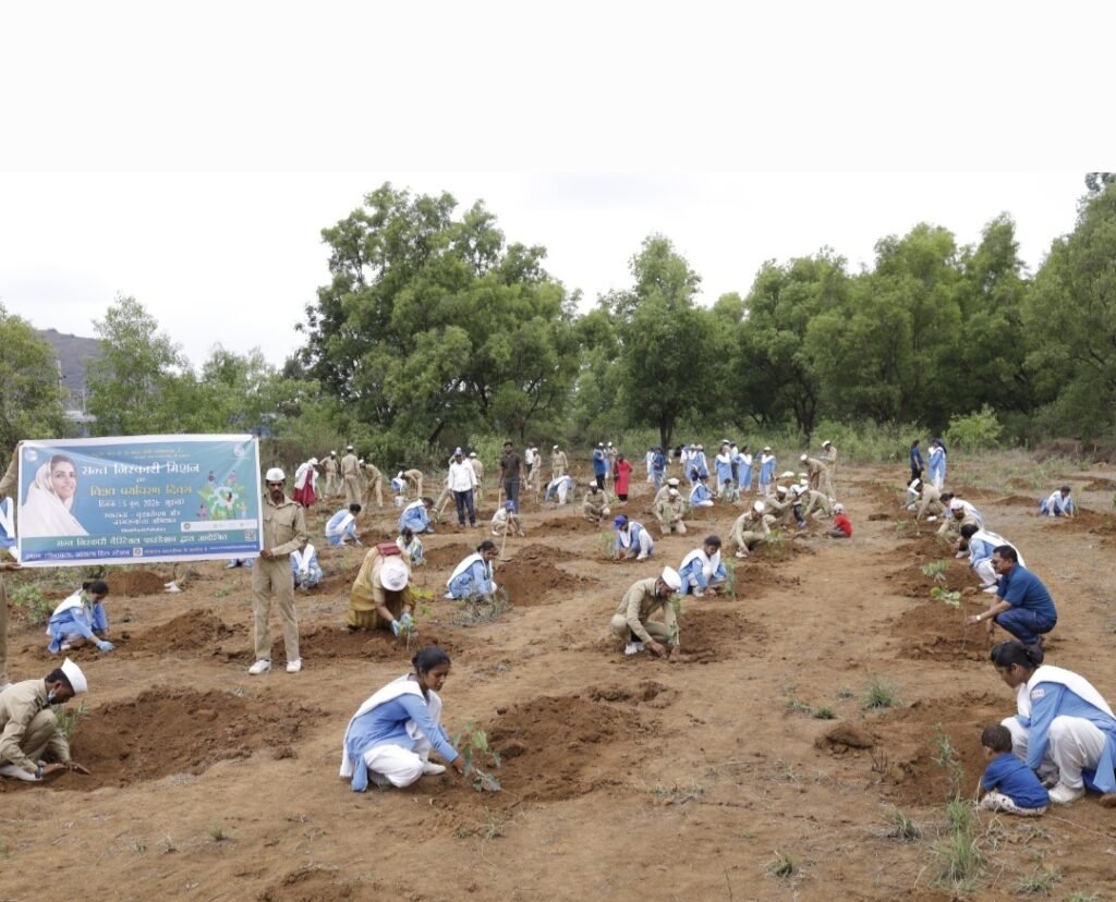 पर्यावरण दिनानिमित्त संत निरंकारी मिशनतर्फे लोणावळा–खंडाळा येथे वृक्षारोपण व स्वच्छता अभियान