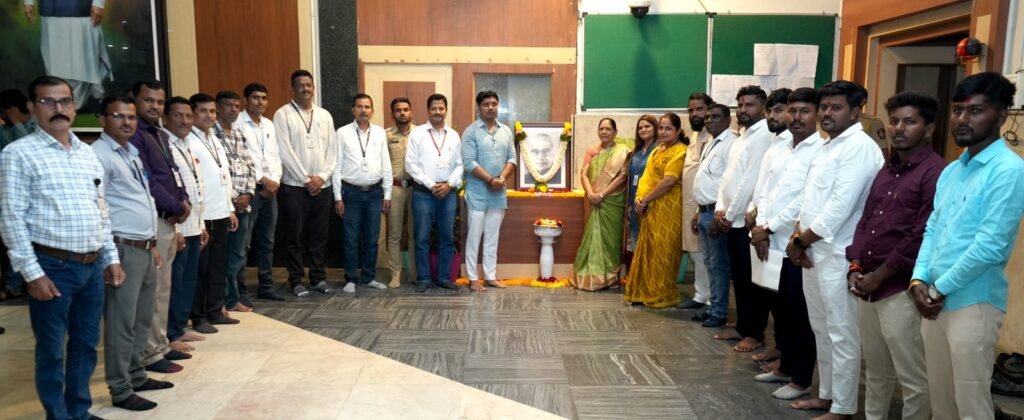 महापालिकेच्या वतीने महाराष्ट्राचे माजी मुख्यमंत्री वसंतराव नाईक यांना जयंतीनिमित्त अभिवादन