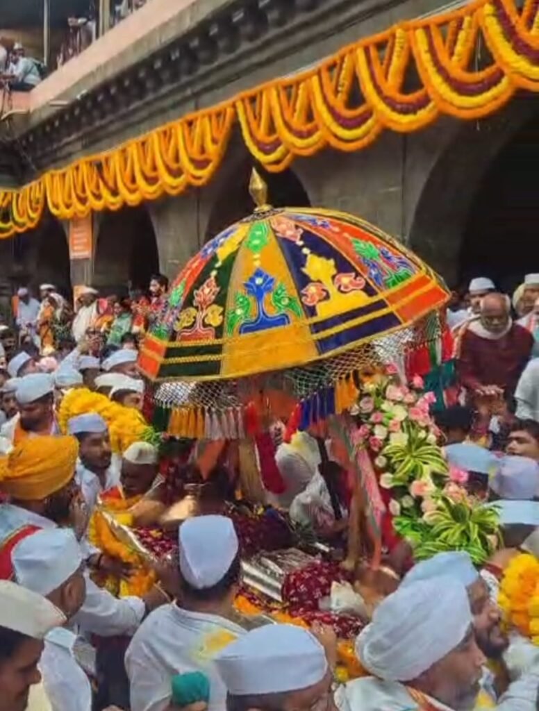 तुकोबांच्या पालखीचे पंढरपूरकडे प्रस्थान; ज्ञानोबा-तुकाराम”च्या जयघोषाने दुमदुमली देहूनगरी