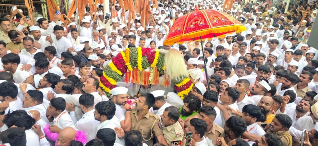 आळंदीतून माऊलींचे पालखी सोहळ्याचे नामजयघोषात प्रस्थान हजारो वारक-यांची उपस्थिती ; श्रींचे चलपादुका पालखीची मंदिर प्रदक्षिणा