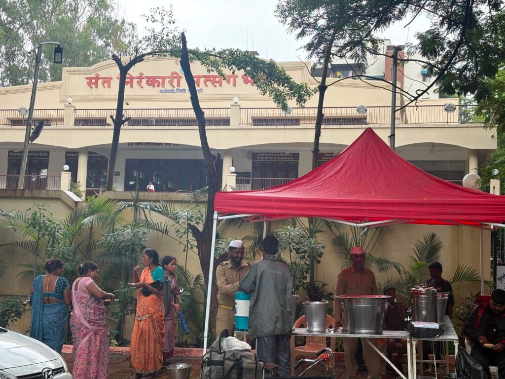 संत निरंकारी मिशनचे पूरग्रस्तांसाठी मदतकार्य : गरजूंना अन्नदान