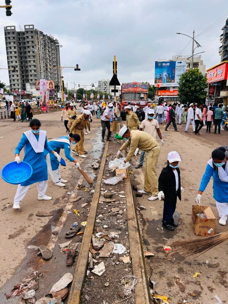 महापालिकेच्या आवाहनाला प्रतिसाद देत संत निरंकारी मिशनचे व्यापक स्वच्छता अभियान