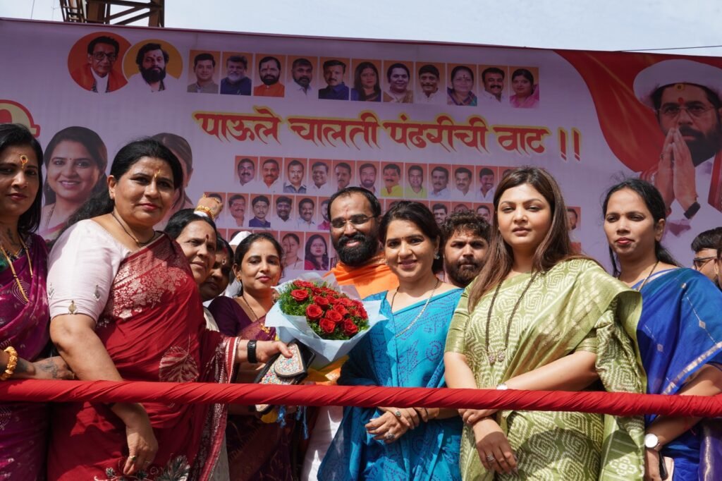 विठ्ठलभक्तांच्या सेवेत शायना एनसी व श्रेया कदम यांचा पायी चालत वारकऱ्यांशी संवाद; रिंगण-फुगडीत सहभागी होत दिला एकरुपतेचा संदेश.