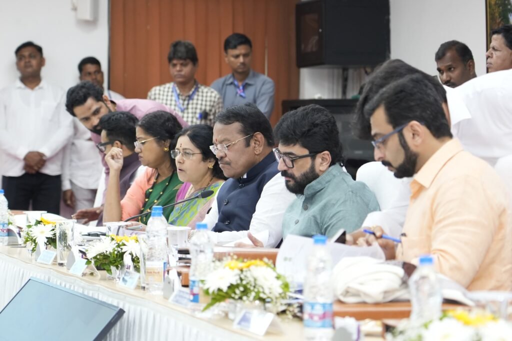 पुणे-लोणावळा तिसऱ्या व चौथ्या रेल्वे मार्गिकेची कालमर्यादा स्पष्ट करा