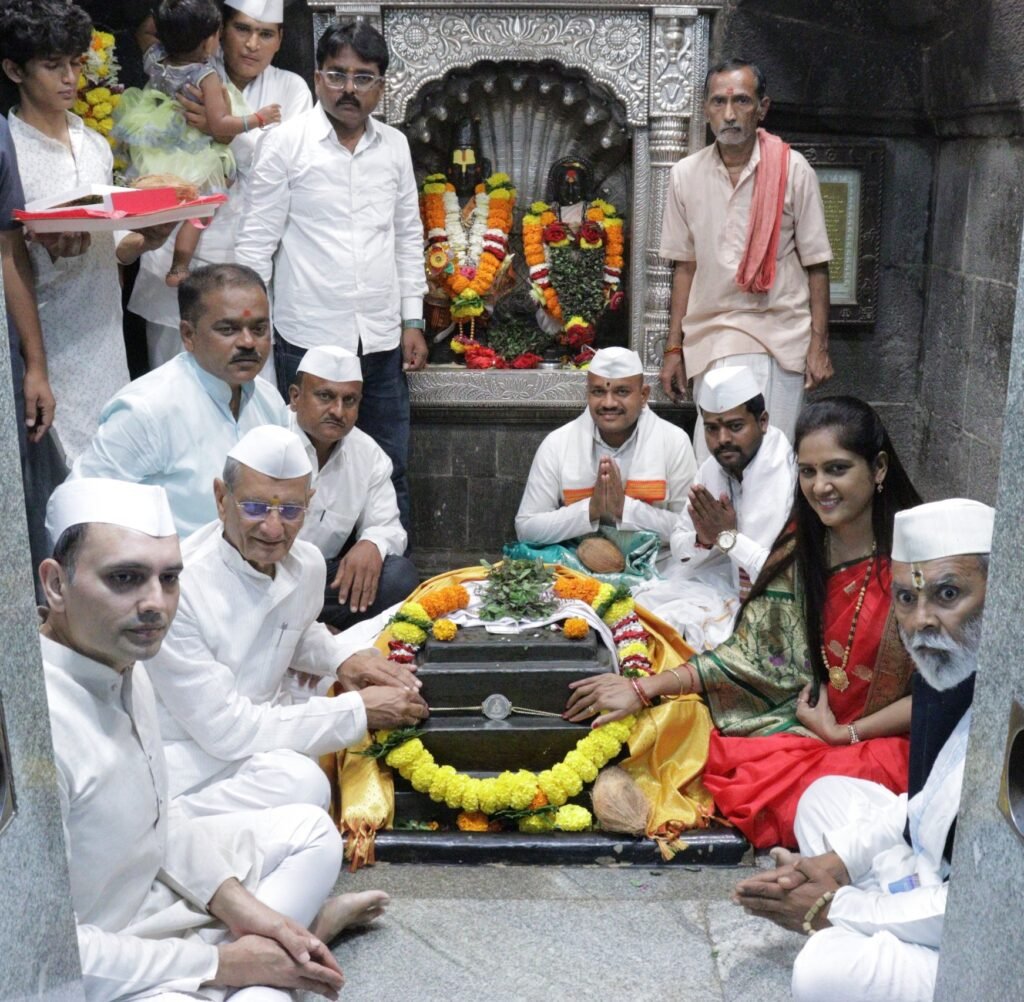 मुक्ताई तर्फे आळंदी मंदिरात माउलींना रक्षाबंधन दिनी परंपरेने राखी अर्पण