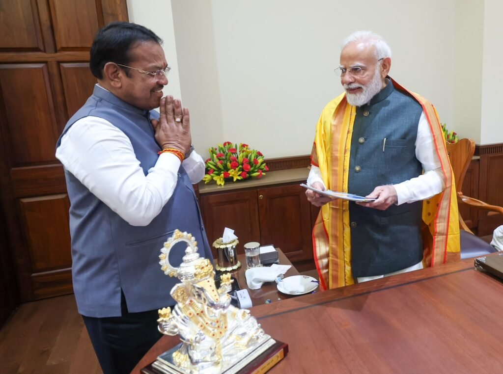 विकासकामांचा अहवाल पंतप्रधान नरेंद्र मोदी यांना सादर! सोशल मीडियाच्या वापराचा पंतप्रधानांचा खासदार श्रीरंग बारणे यांना सल्ला